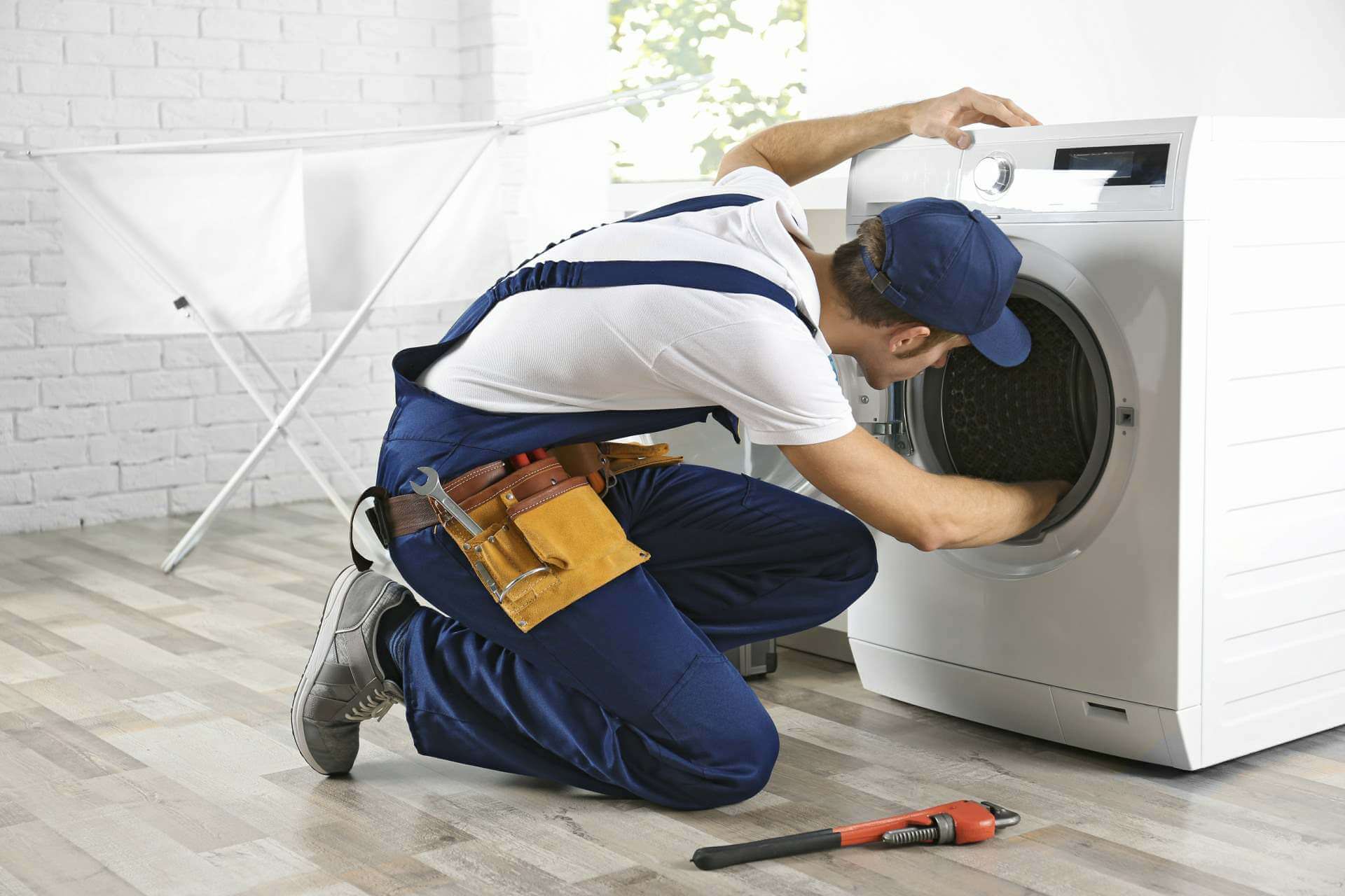 Técnico del servicio técnico AEG reparando electrodomésticos en Candeleda
