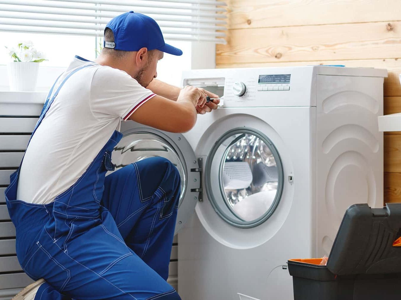 Técnico reparando electrodoméstico AEG en Arévalo